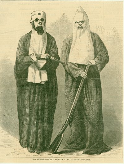 Due membri del Ku-Klux Klan nei loro travestimenti da Unknown